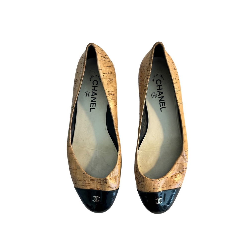 Chanel 2011 Interlocking CC Logo Ballet Flats Size 40 Tan Black Cap Toe